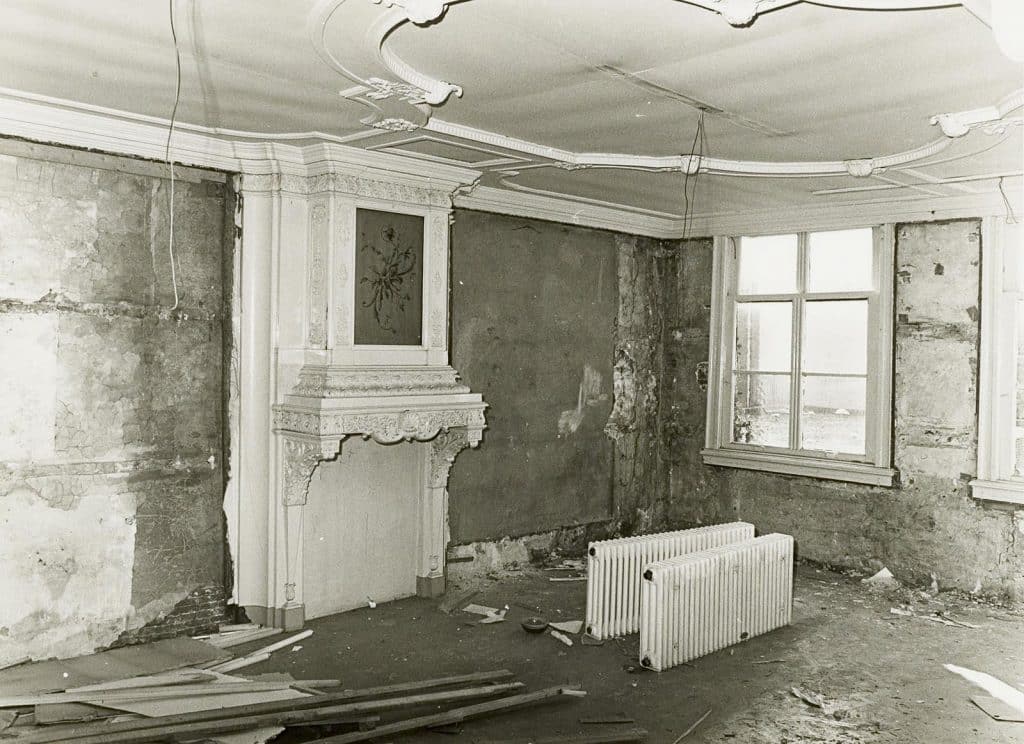 De Alkoofkamer van het Moriaanshoofd. In 1712 ontworpen door Daniël Marot. Tijdens de restauratie van 1978-1979. Foto J Elsinga 1978.