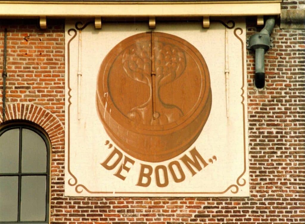 De boom weergegeven op een biervat Proeflokaal De Boom. Foto Berend Ulrich 1997.