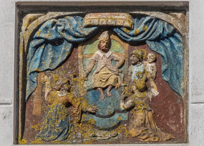 De gevelsteen van 't Regthuysje met het Salomonsoordeel was niet meer zo mooi.