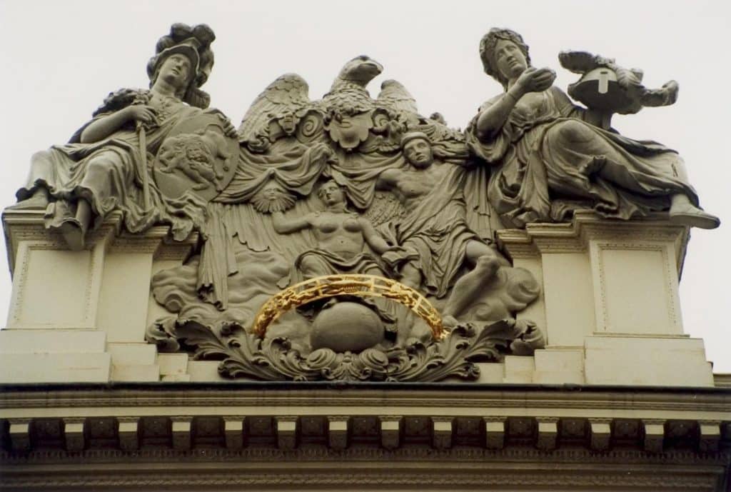 De houten beeldengroep van het Moriaanshoofd geheel in grijs geschilderd. Circa 1990.