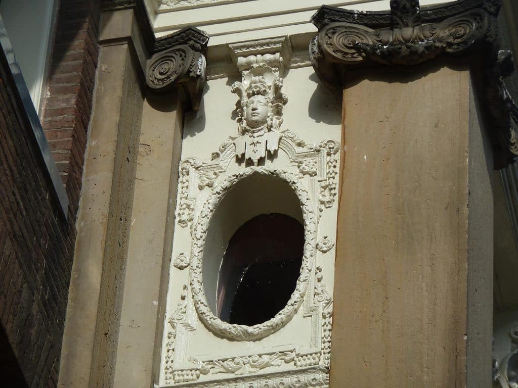 Ovaal venster, detail van de entree van het Moriaanshoofd