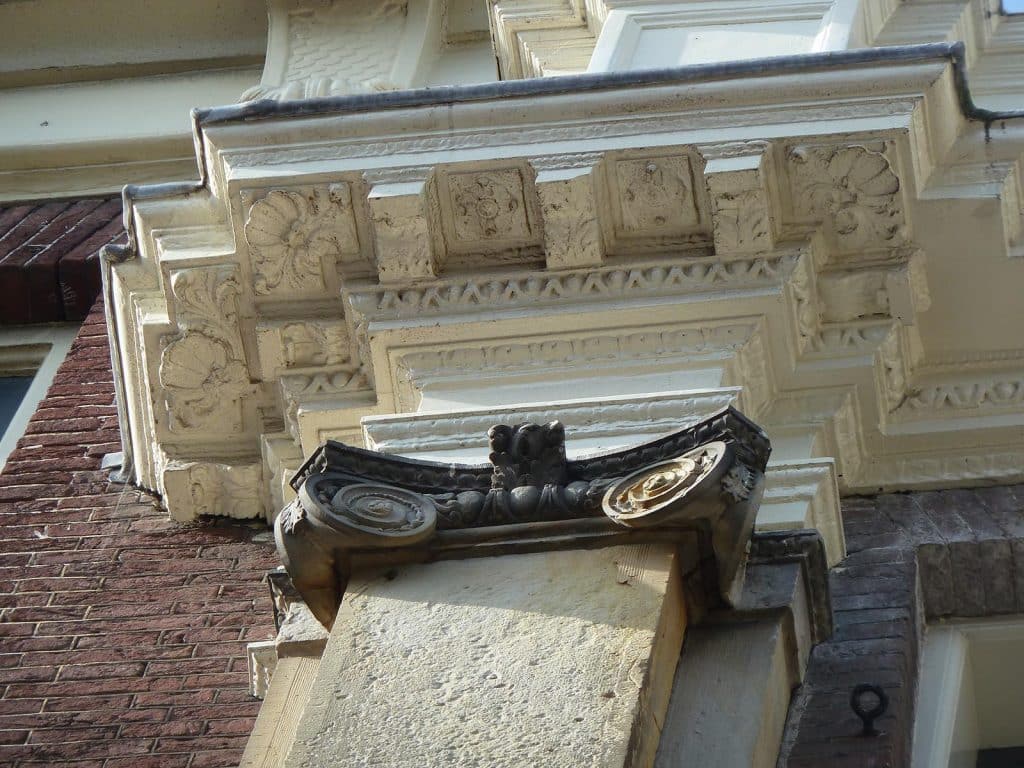 Detail pilaster Moriaanshoofd