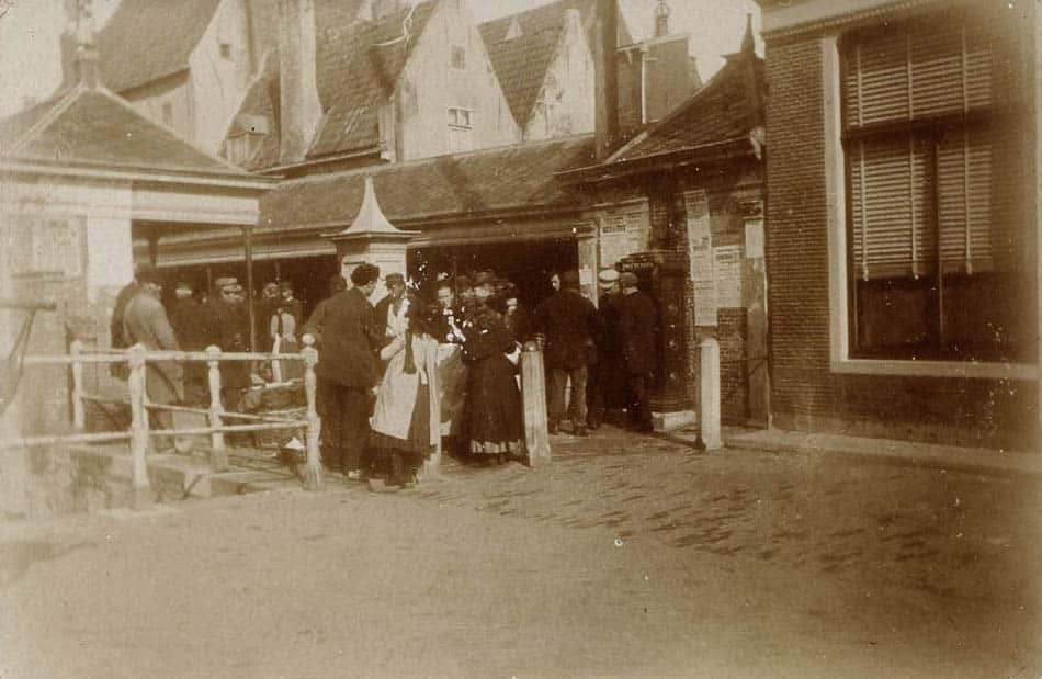 Het hoekje bij de visbanken en bij de waterpomp 1894.