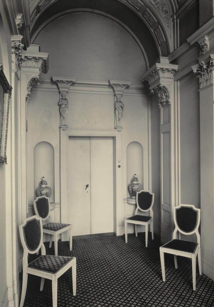 De erkerkamer van het Moriaanshoofd is nog gaaf bewaard uit de bouwfase 1718-1720.