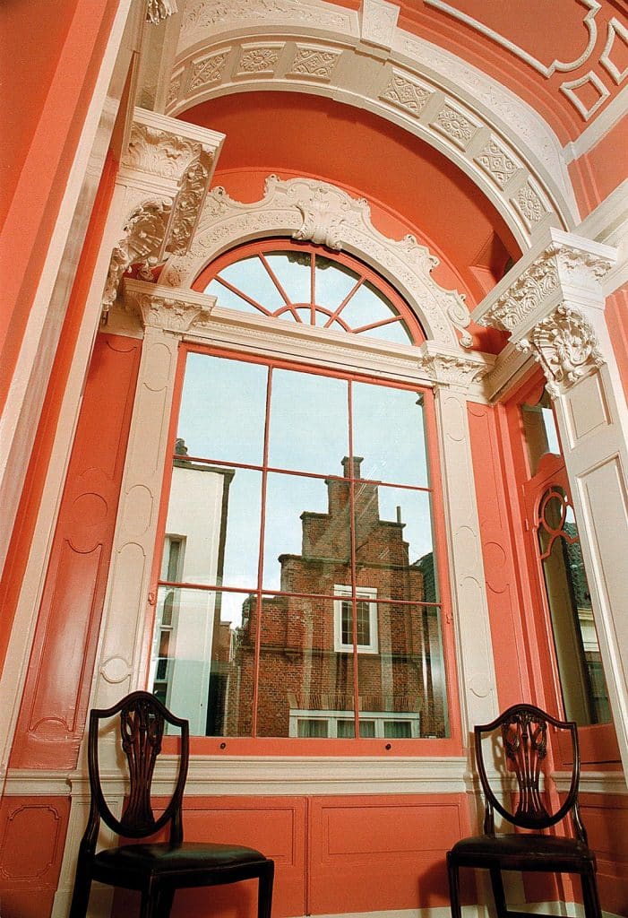 Erkerkamer van het Moriaanshoofd aan de raamkant, Langestraat. De bijzondere roze kleur is een reconstructie na kleurhistorisch onderzoek. Het stucwerk in de kamer is uitgevoerd in Lodewijk XIV-stijl. Vanuit de erker kon je de gehele Langestraat overzien.
