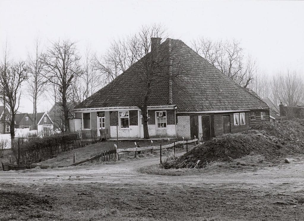 Stolpboerderij aan de Omval 24 en 26 op de hoek met de Westdijk. Foto H. Kolmer. 1972.