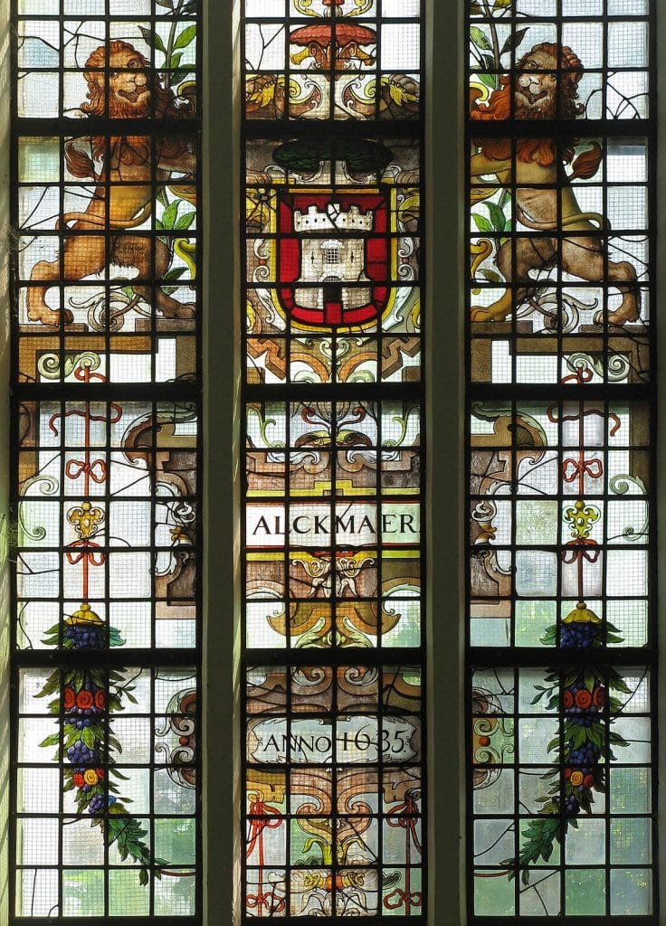 Detail van het gebrandschilderde ''ALCKMAER' raam van de Grote Kerk Schermerhorn.