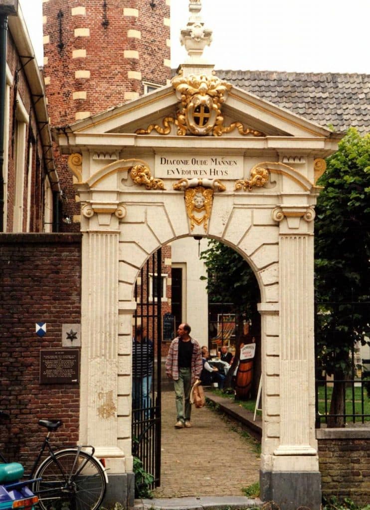 Gedempte Nieuwesloot Poortje van het hof van Sonoy. Berend Ulrich 1997. De poort is in bezit van de Historische Vereniging Alkmaar. Zij adopteerde en herstelde het.