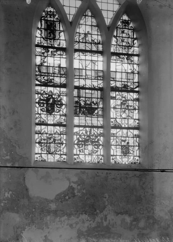 Glasnegatief Gebrandschilderde ramen van de Grote Kerk van Schermerhorn. Circa 1929.