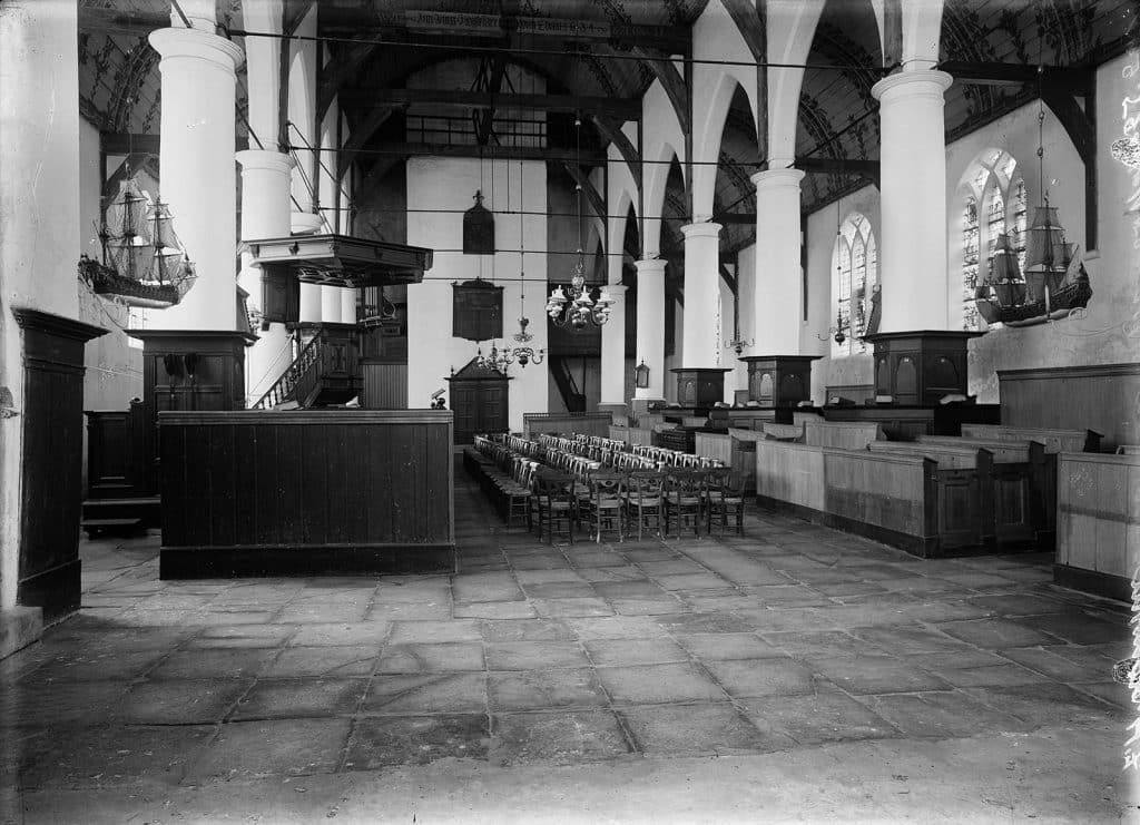 Glasnegatief Interieurfoto van de Grote Kerk van Schermerhorn. Circa 1929.