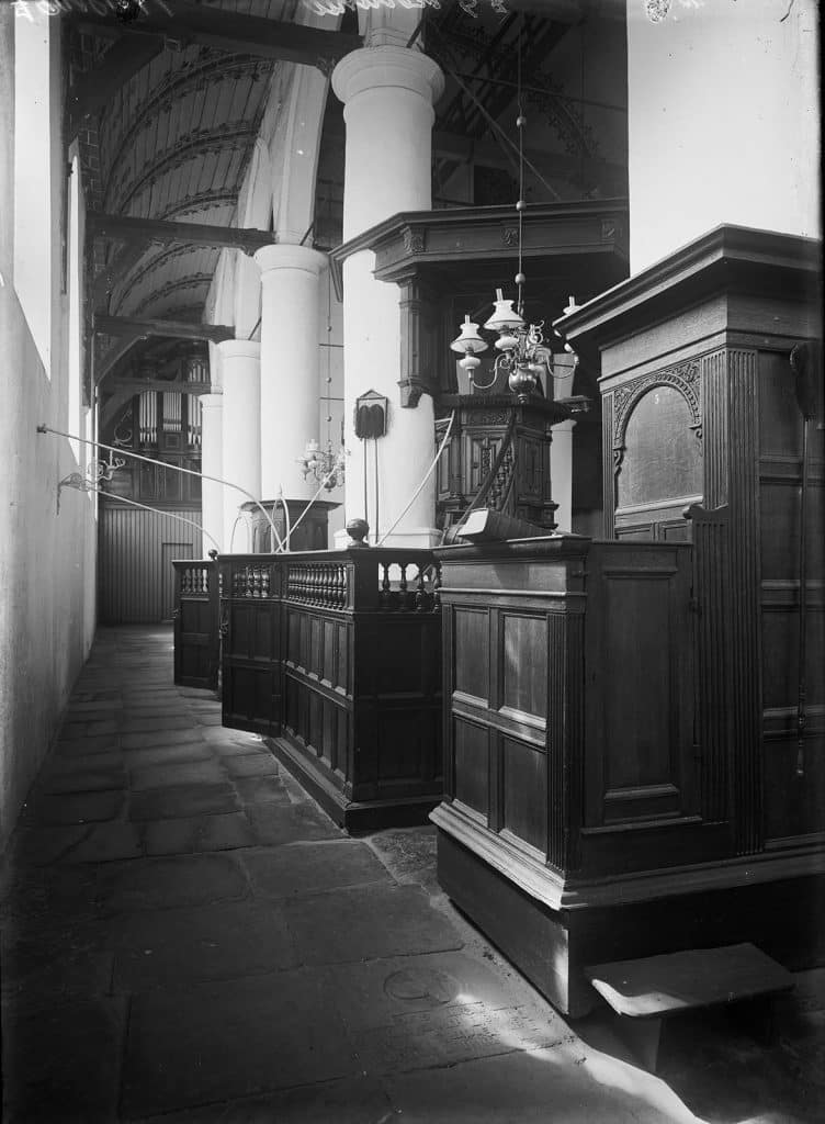 Glasnegatief Interieurfoto van de Grote Kerk van Schermerhorn. Circa 1929.