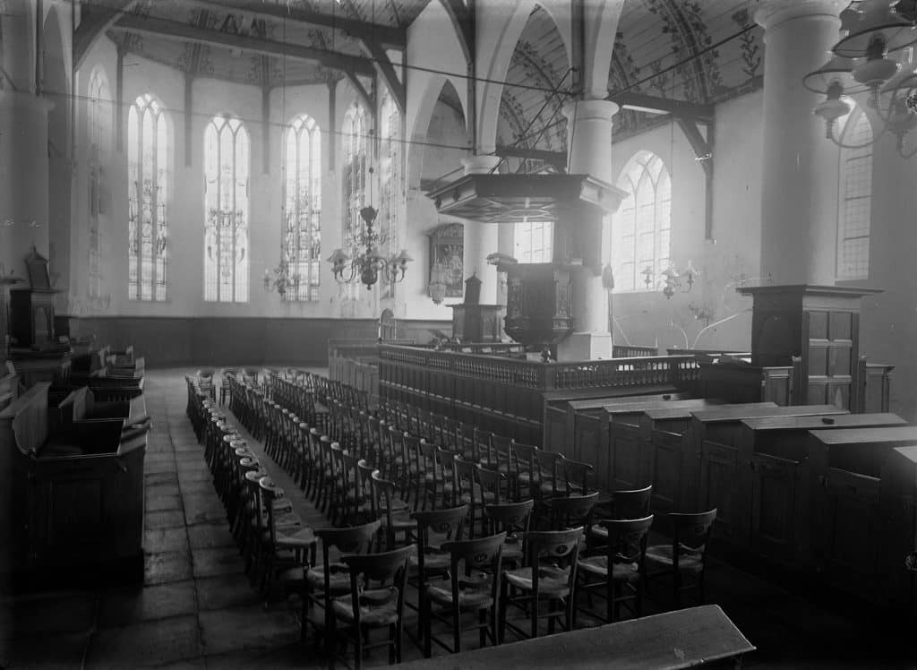 Glasnegatief van het interieur met kansel van de Grote Kerk van Schermerhorn. Circa 1929.
