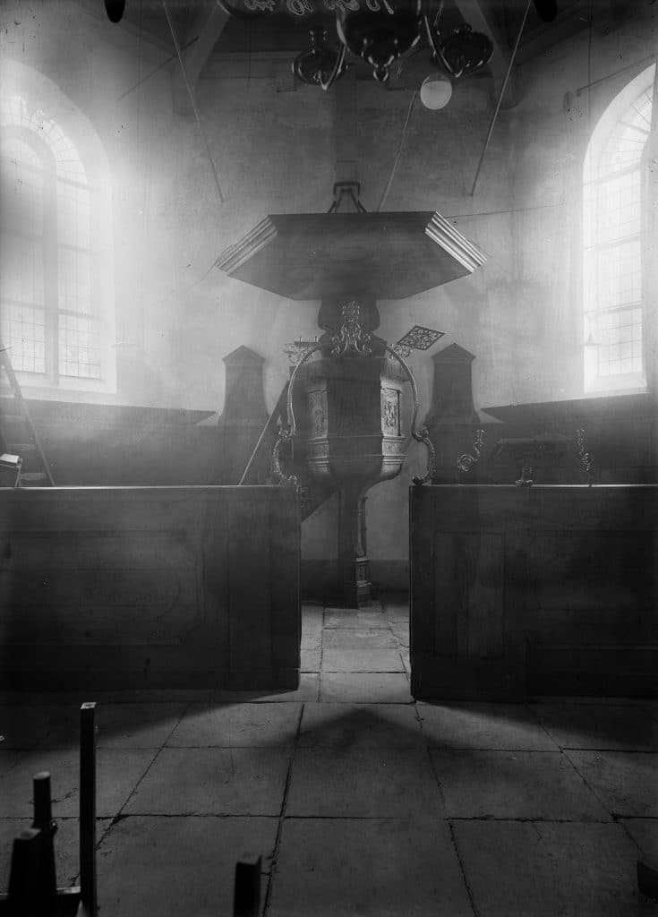 Glasnegatief van het interieur met kansel van de Grote Kerk van Schermerhorn. Circa 1929.