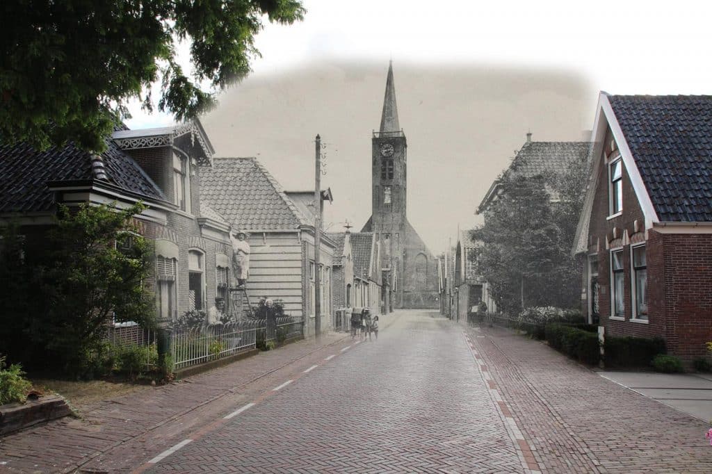 Timewarp van de Grote kerk Schermerhorn. De oude foto komt uit de jaren 20.