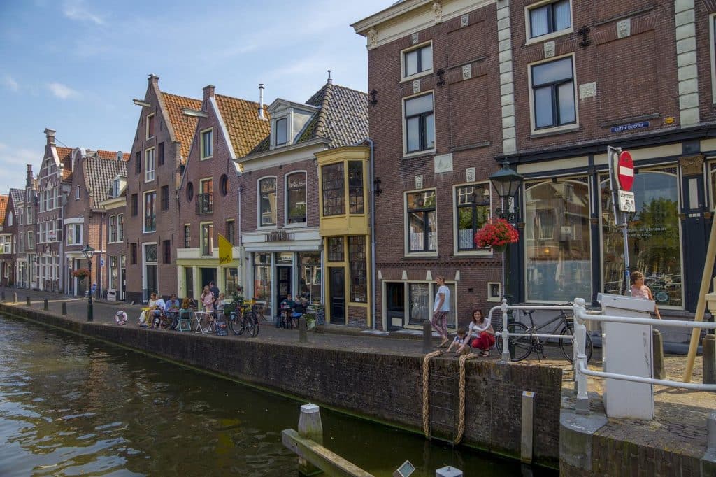 Het Smalste Huisje van Alkmaar. Zicht op de gracht. Foto Iso Brown.