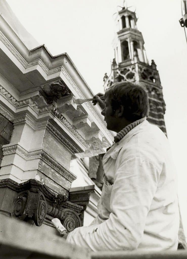 Het grondverven van de tandlijst van de hoekpilaster van het Moriaanshoofd. Foto J. Elsinga 1978.