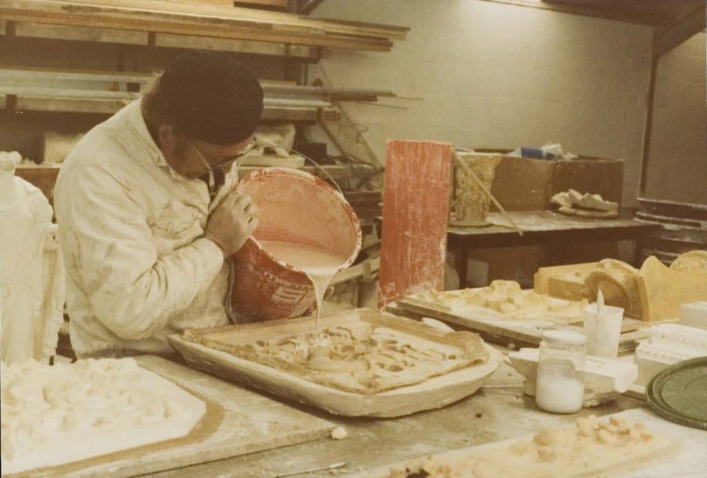 Het maken van afgietsels voor beelden en kapot stucwerk in de werkplaats in het Moriaanshoofd. 1997.
