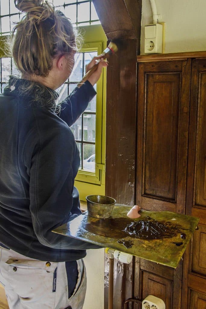 Het namaken van houtnerven in het Raadhuis Grootschermer