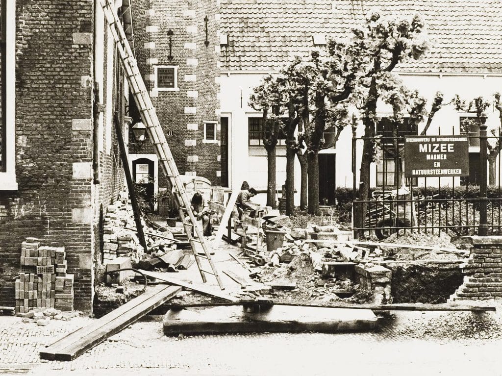 Het poortje van Bardesius aan de Gedempte Nieuwesloot tijdelijk afgebroken tijdens de restauratie in 1973. Foto J Elsinga.
