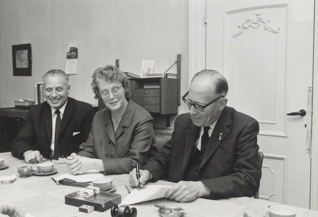 Het tekenen van een akte in de directiezaal van de Openbare leeszaal in het Moriaanshoofd. 1964.