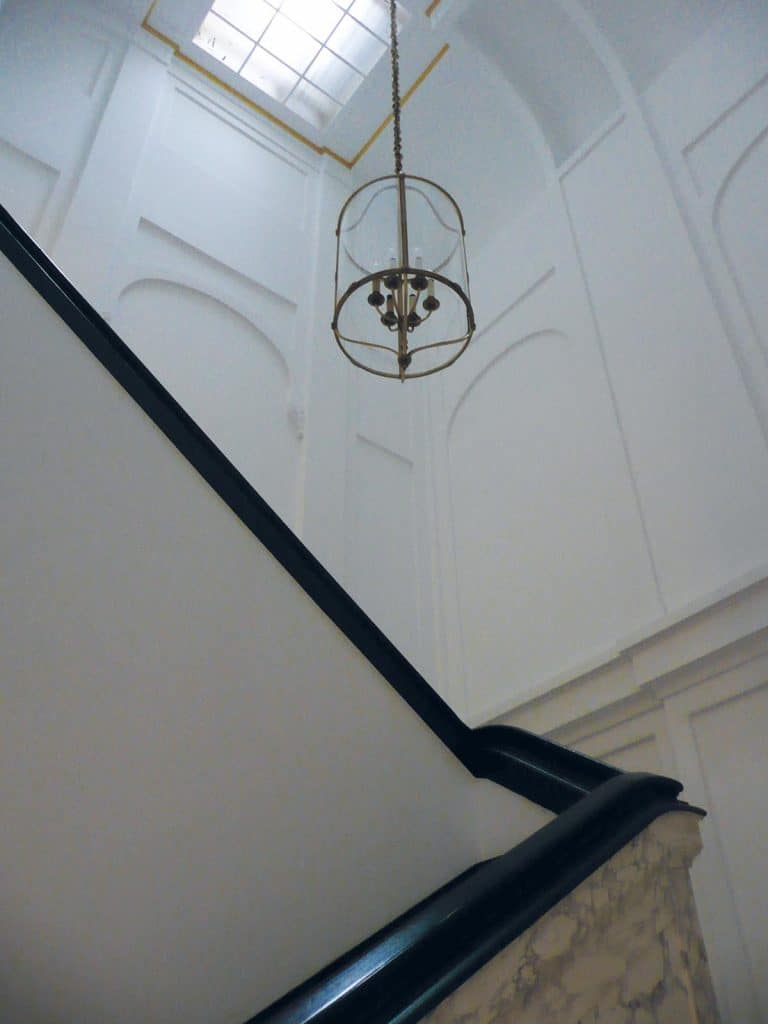 Het trappenhuis van het Moriaanshoofd. De wanden zijn voorzien van een strakke vlakverdeling met rondboognissen.