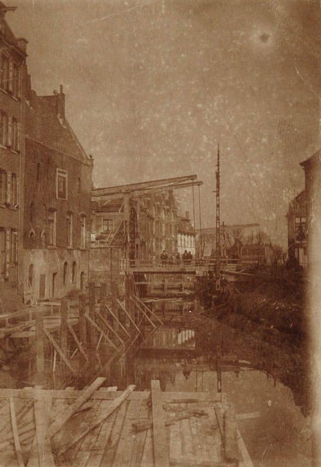 Het vernieuwen van de walmuren tussen de Schapenbrug en de Dijkbrug bij bierbrouwerij De Boom. 1913.