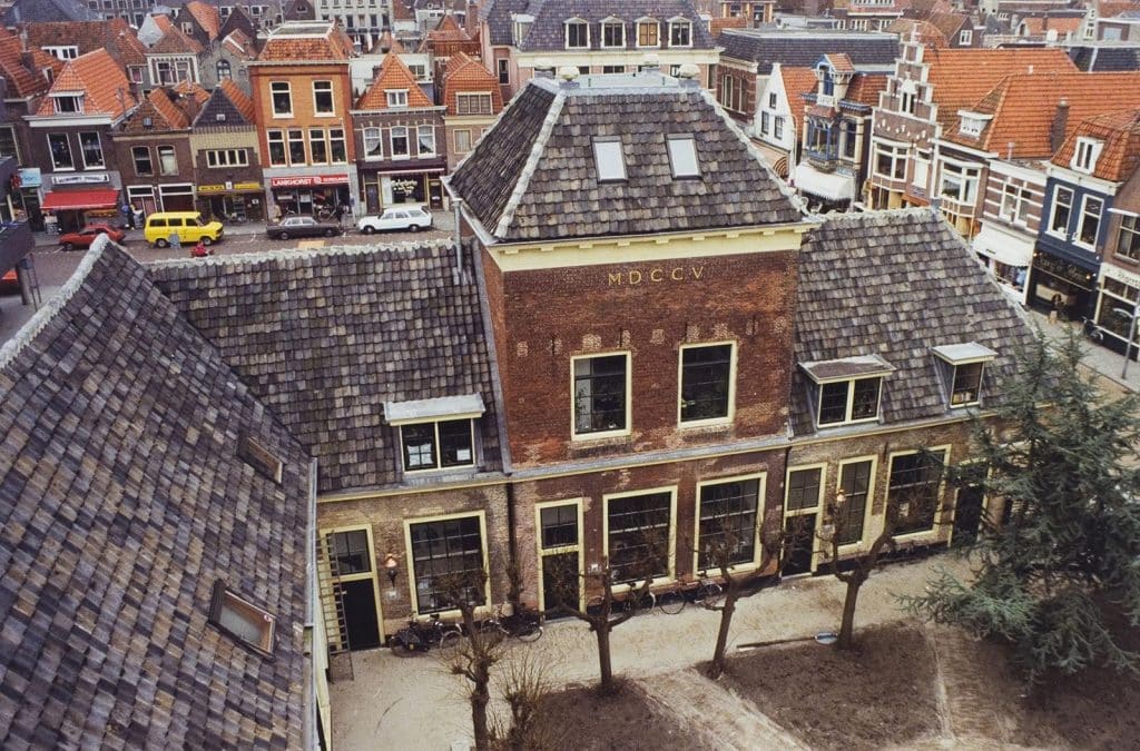 Hof van Sonoy daarachter het Hofplein. Circa 1995 J Elsinga.