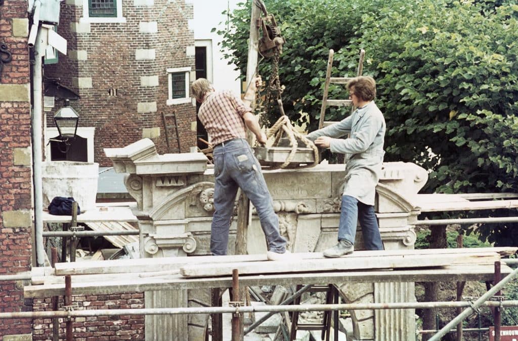 Hof van Sonoy poort restauratie. Circa 1975 J Elsinga.
