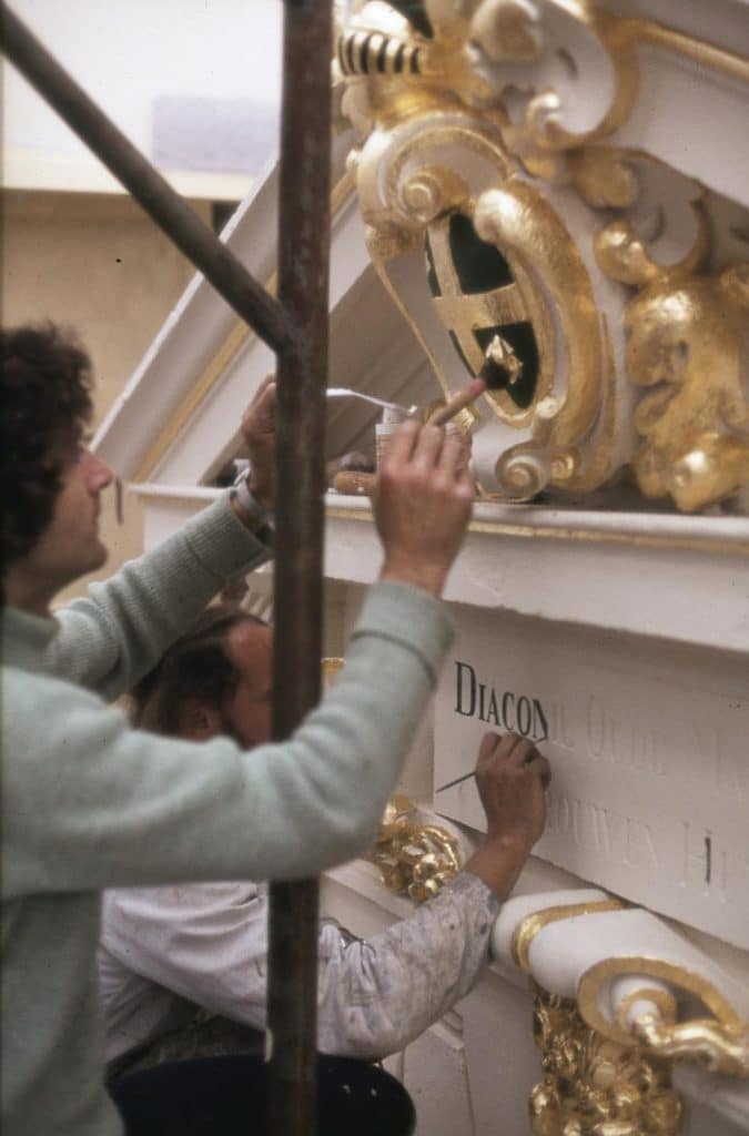 Hof van Sonoy poort tijdens restauratie. Het opschrift 'Diaconie Oude Mannen en Vrouwen Huys' werd geschilderd. Ook het familiewapen van Dhr Bardes is verwerkt in het poortje. 1980 J Elsinga.