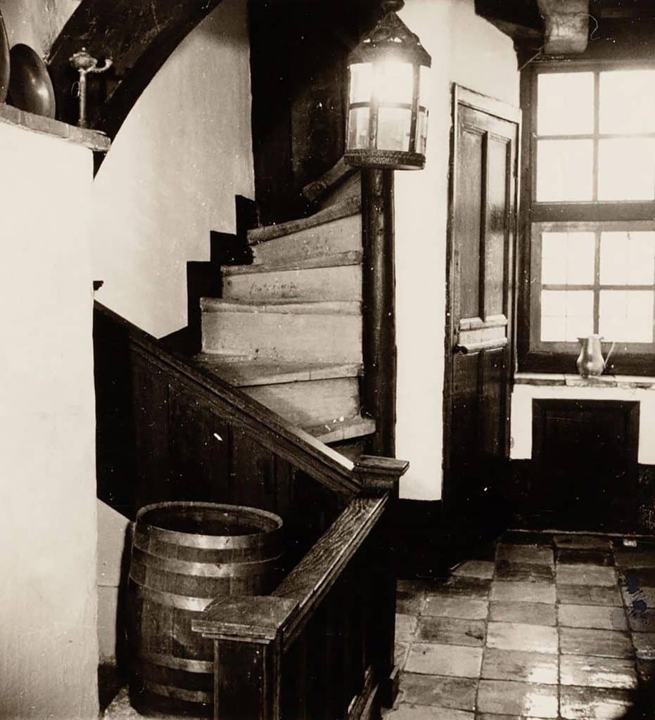 Gang van de eerste etage van het Huis met de kogel. Circa 1970.