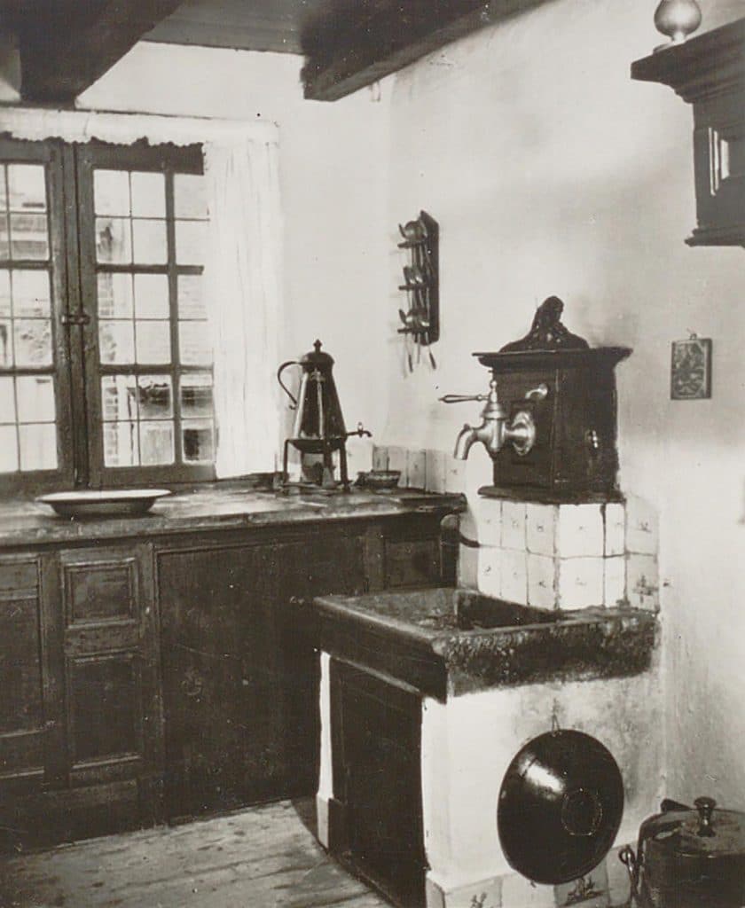 Keuken in het Huis met de kogel. Circa 1970