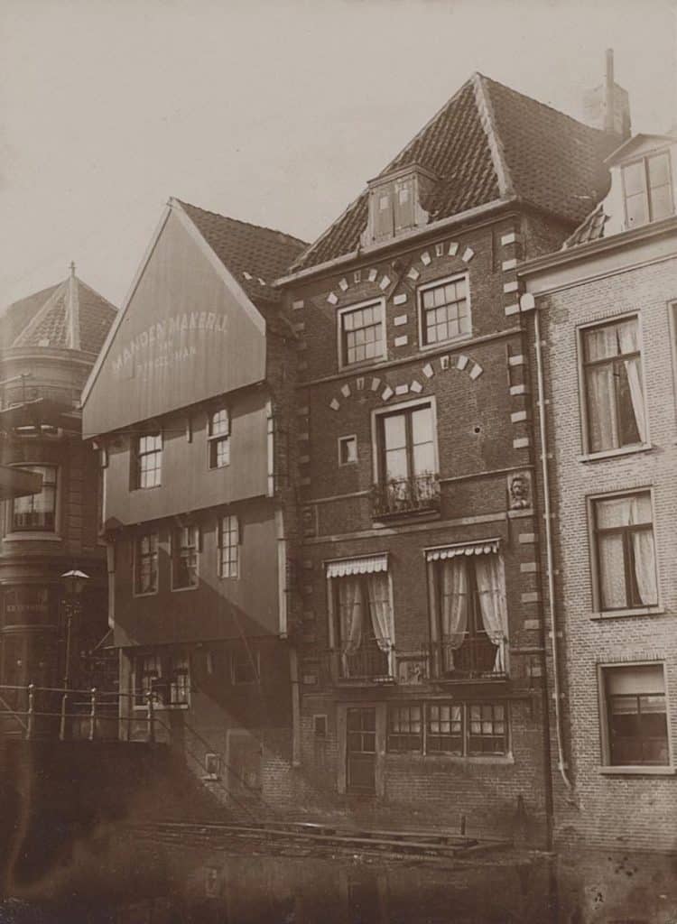 In de negentiende en een deel van de twintigste eeuw zat er een mandenmakerij in het Huis met de Kogel. Foto uit 1895.