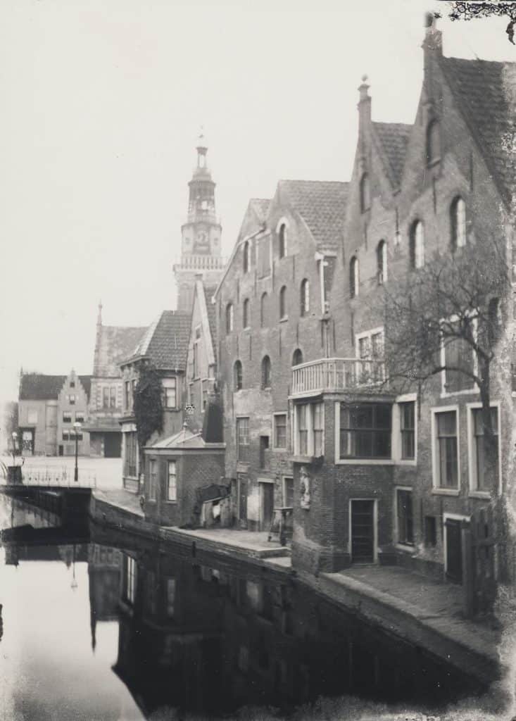 In de uitbouw rechts gevelsteen van bierbrouwerij de Boom. Circa 1900.