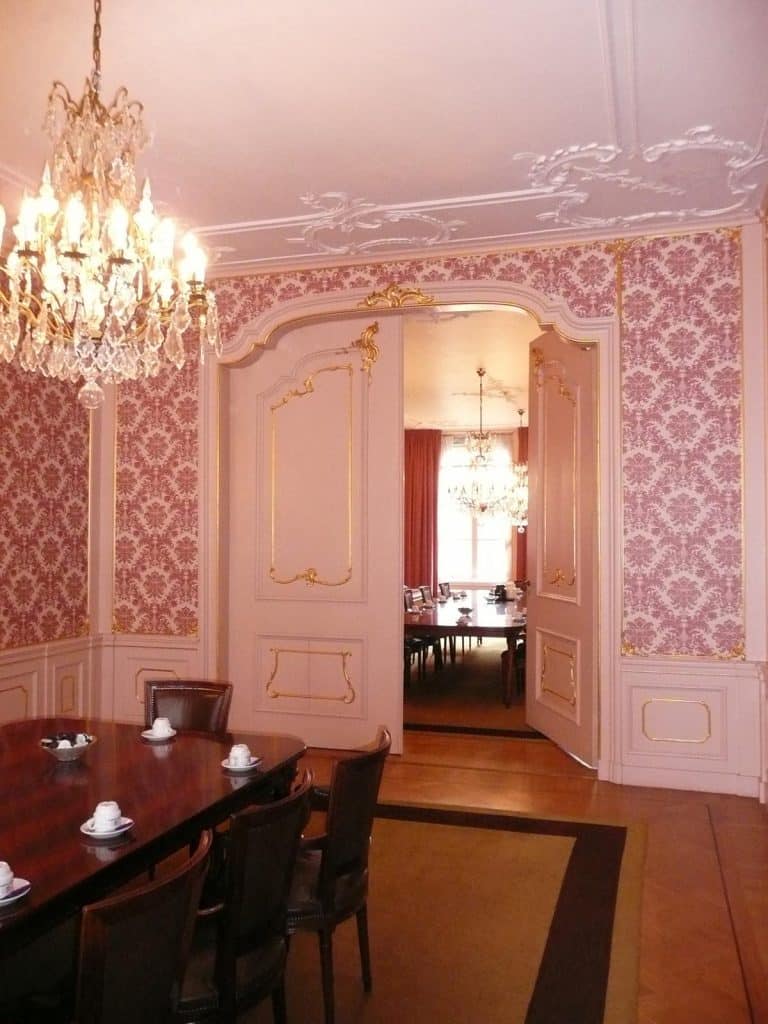 Interieur huidige toestand. Het houtwerk
van de deuren, lambrisering, omtimmering
van de schouw en de vakken van
de wanden is geschilderd in de kleur
appelbloesem. Deze kleur is gevonden bij
kleuronderzoek en gereconstrueerd. Deze
lichte kleurstelling in combinatie met gouden
decoratie is typisch voor de rococo.