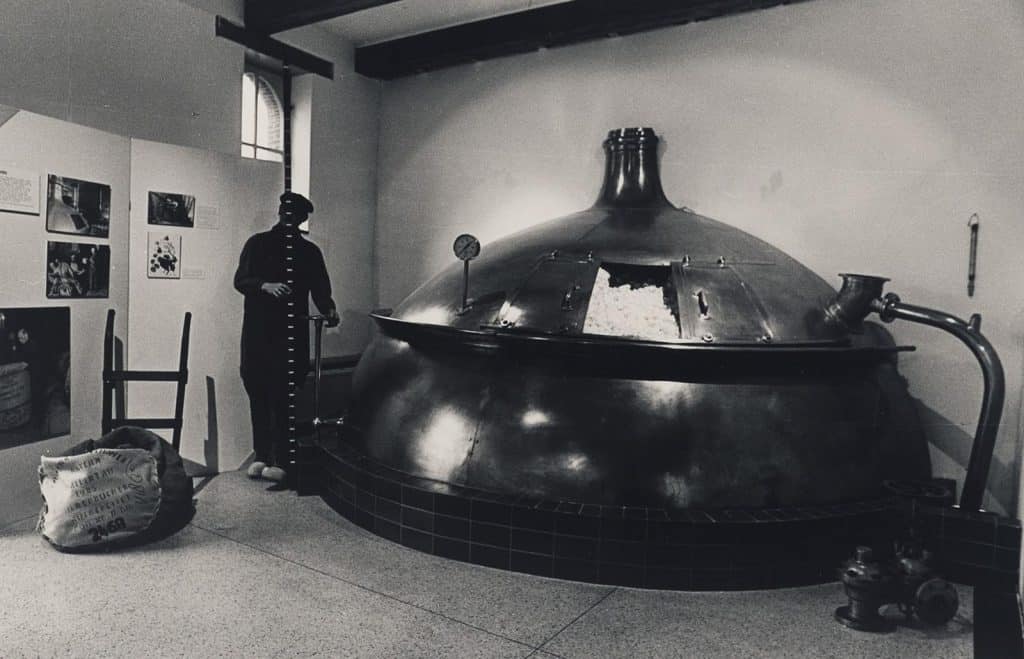 Interieur Nationaal Biermuseum De Boom met op de foto de koperen Bierketel. 1987.