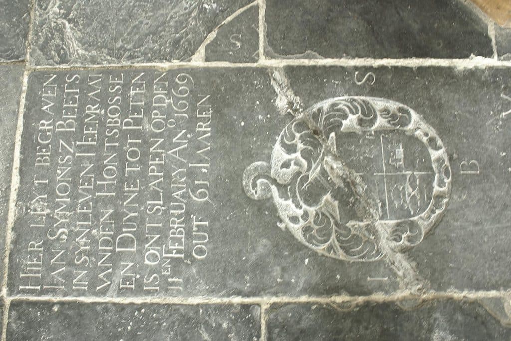 Vloer van de Grote Kerk van Schermerhorn met detail van een grafzerk. 2009 Foto J. van Zanten.