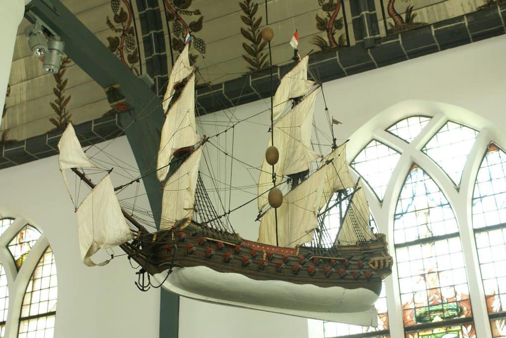 Detail van de Grote Kerk van Schermerhorn met scheepsmodel. 2009 Foto J. van Zanten.