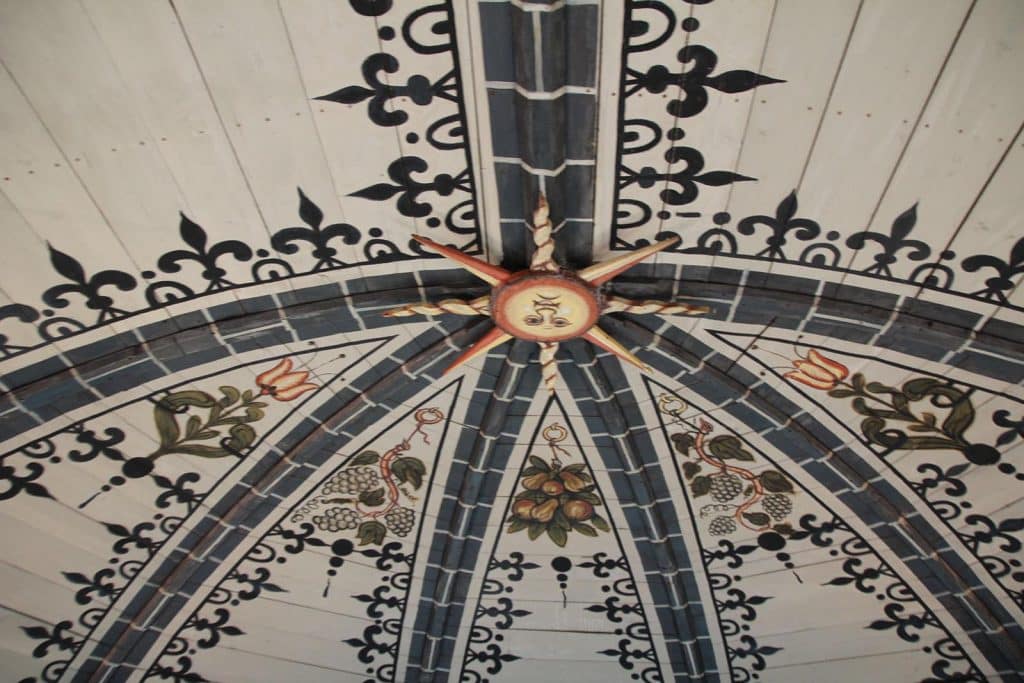 Interieurfoto van een zon op het gewelf in de Grote Kerk van Schermerhorn 2014. Foto M. Alphenaar.