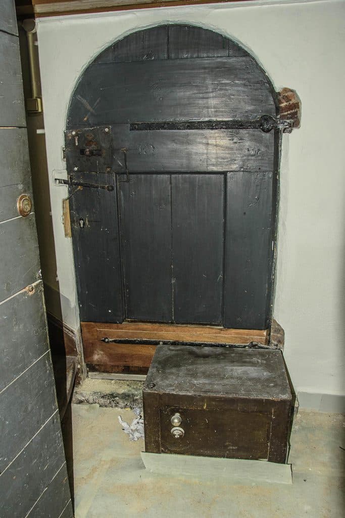 Klein deurtje in het Raadhuis Grootschermer. De mensen waren vroeger veel kleiner dan nu. Dat zie je aan de hoogte van deze oude deur.