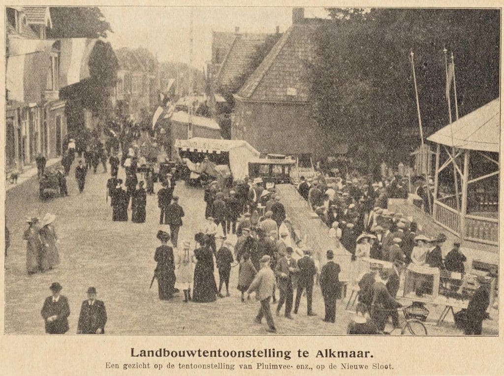 Knipsel Pluimveetentoonstelling op het Hofplein en de Gedempte Nieuwesloot. Rechts het Hof van Sonoy 1912.
