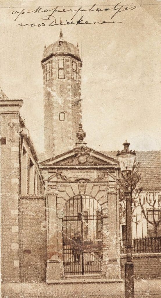 Knipsel Poort en toren van het Hof van Sonoy. Boven in inkt de tekst 'Op koperplaatje voor Diakenen'. Circa 1900.