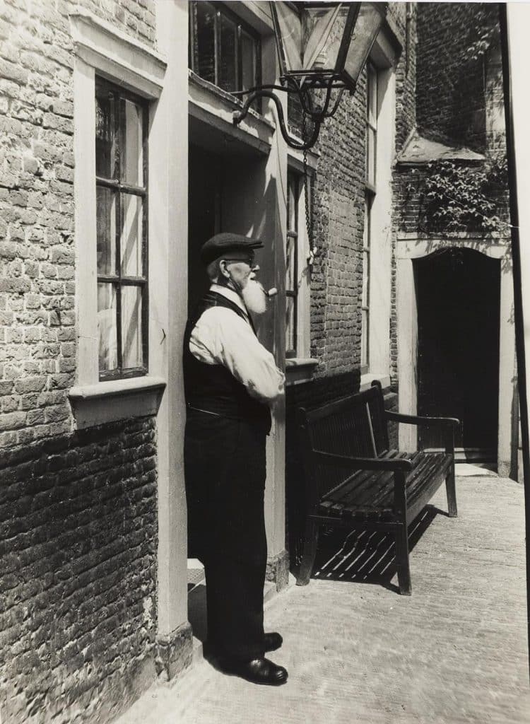Man bij de ingang van het Hof van Sonoy. Rechts de ingang naar de toren. Circa 1955.