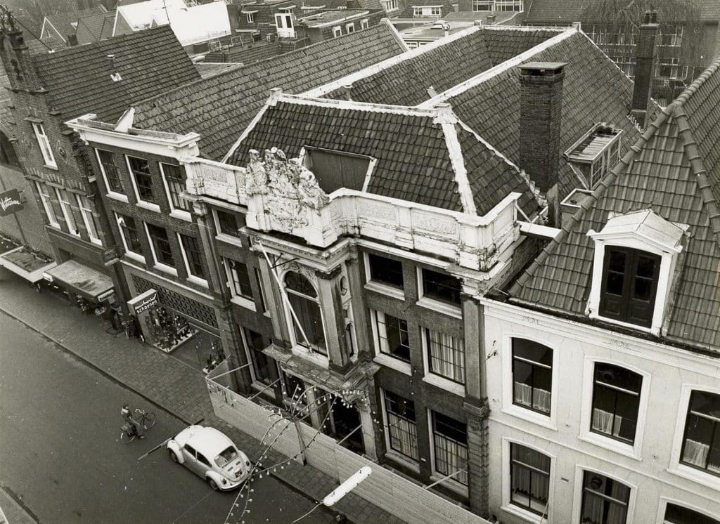 Moriaanshoofd en Langestraat 95 deel van het stadhuis. Foto J. Elsinga 1977.