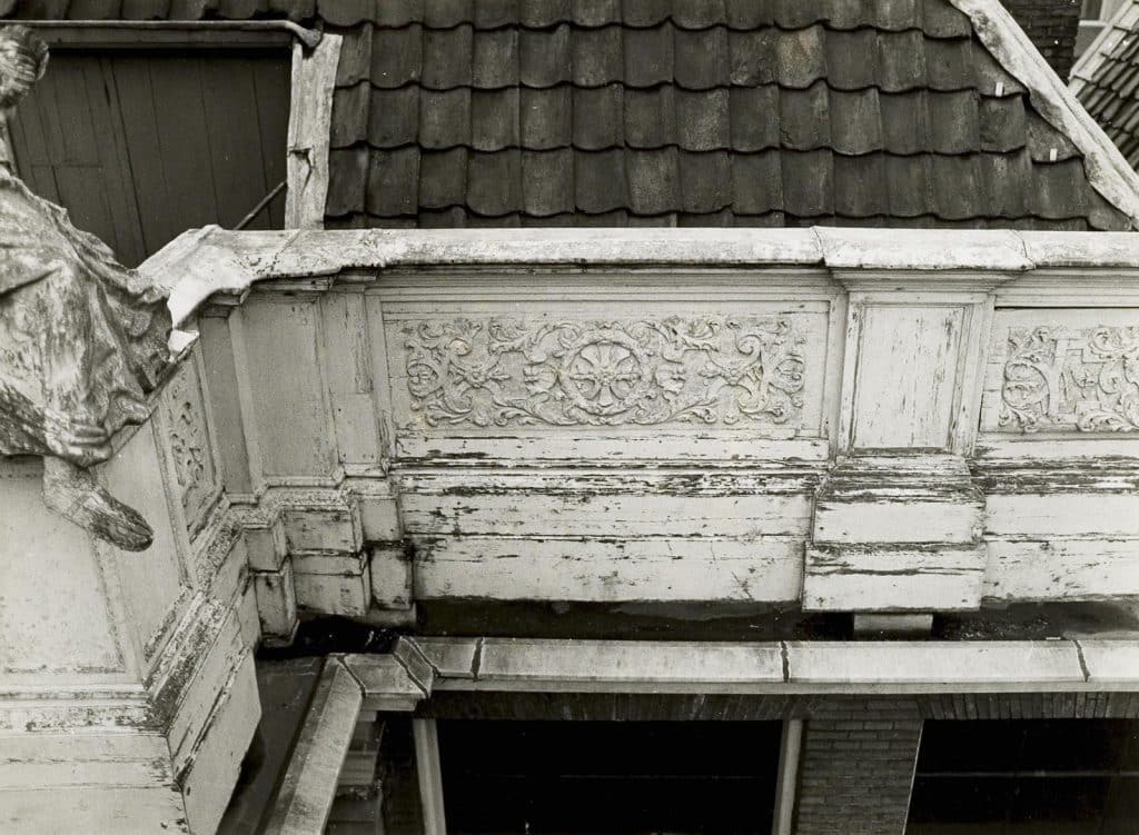 Moriaanshoofd voor de restauratie van 1978-1979 Deel van de attiek Foto J Elsinga 1977