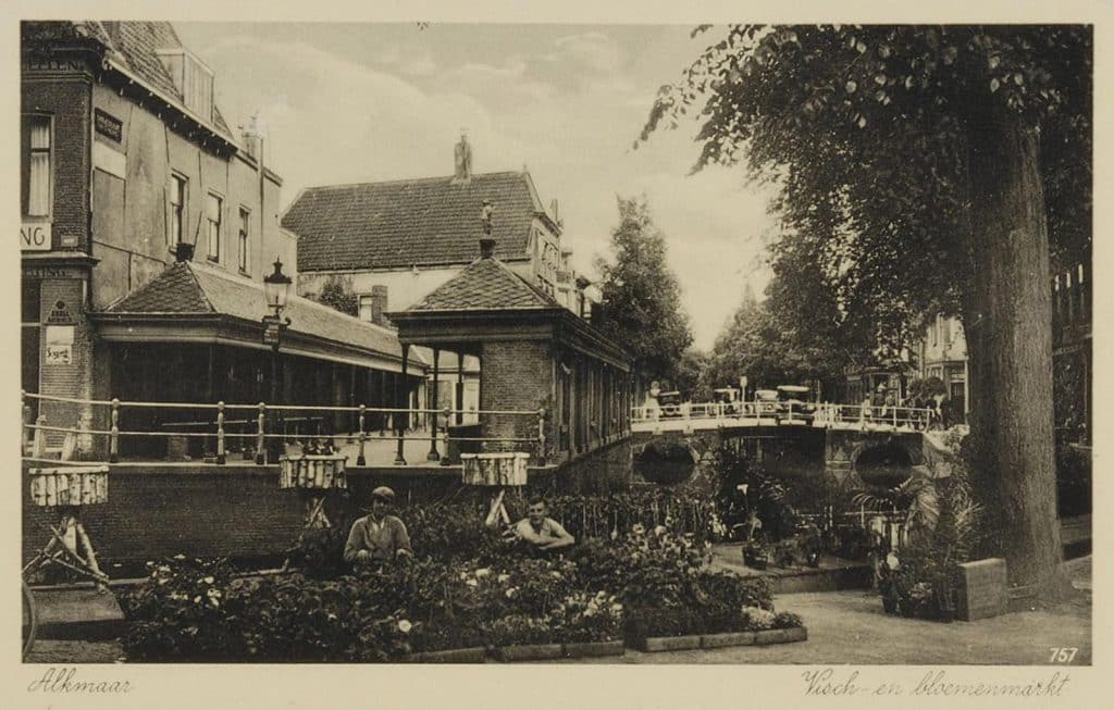 Op de voorgrond de Kraanbuurt met de bloemenmarkt. Op de achtergrond de Visbanken. Circa 1939.