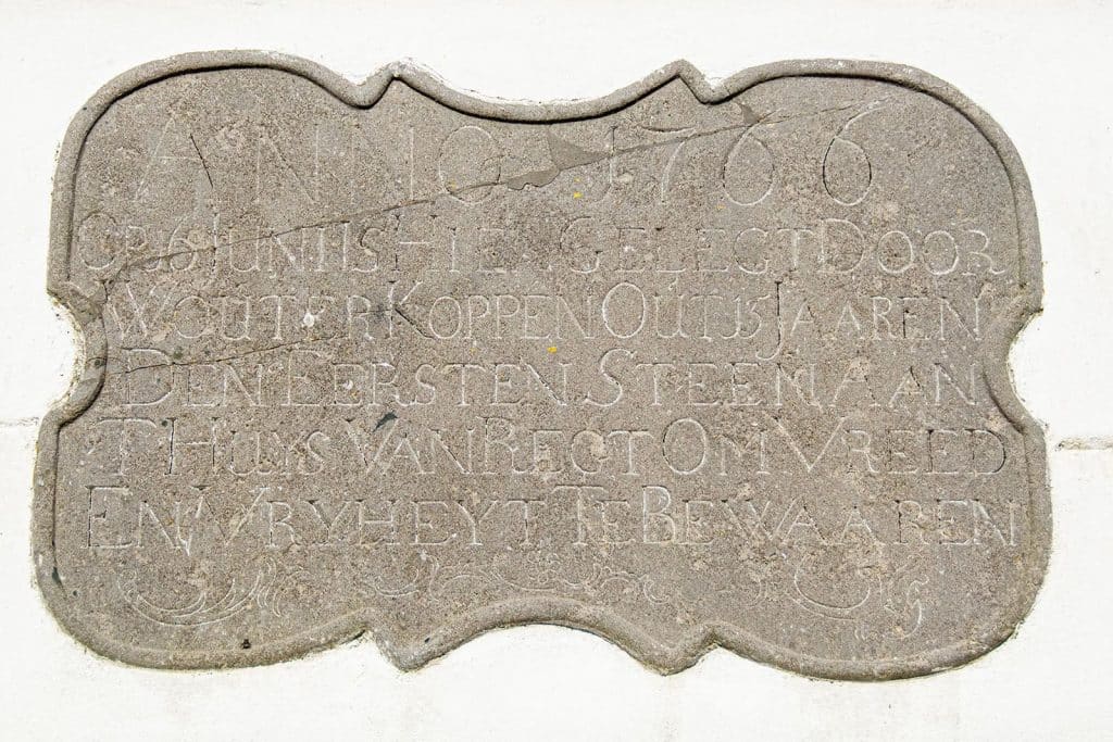 Oude 'eerste steen' van het Regthuysje in Schermerhorn. Omdat de gevelsteen niet meer te lezen was is hij geschilderd.