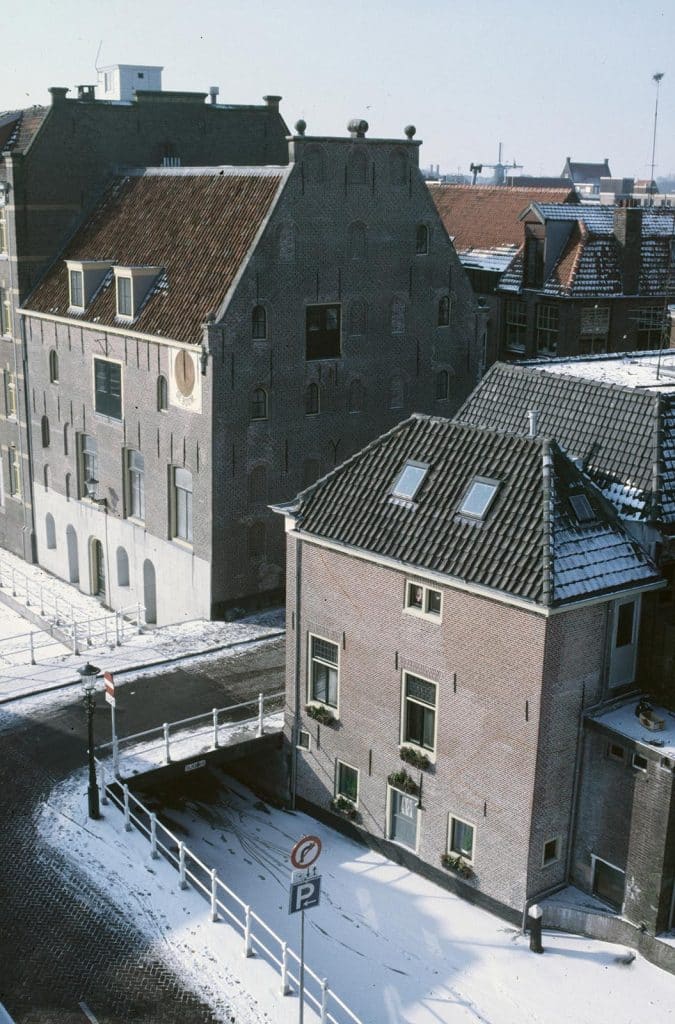 Panorama vanaf Kaarsenmakersgracht naar Bierbrouwerij de Boom. Foto J. Elsinga 1988.