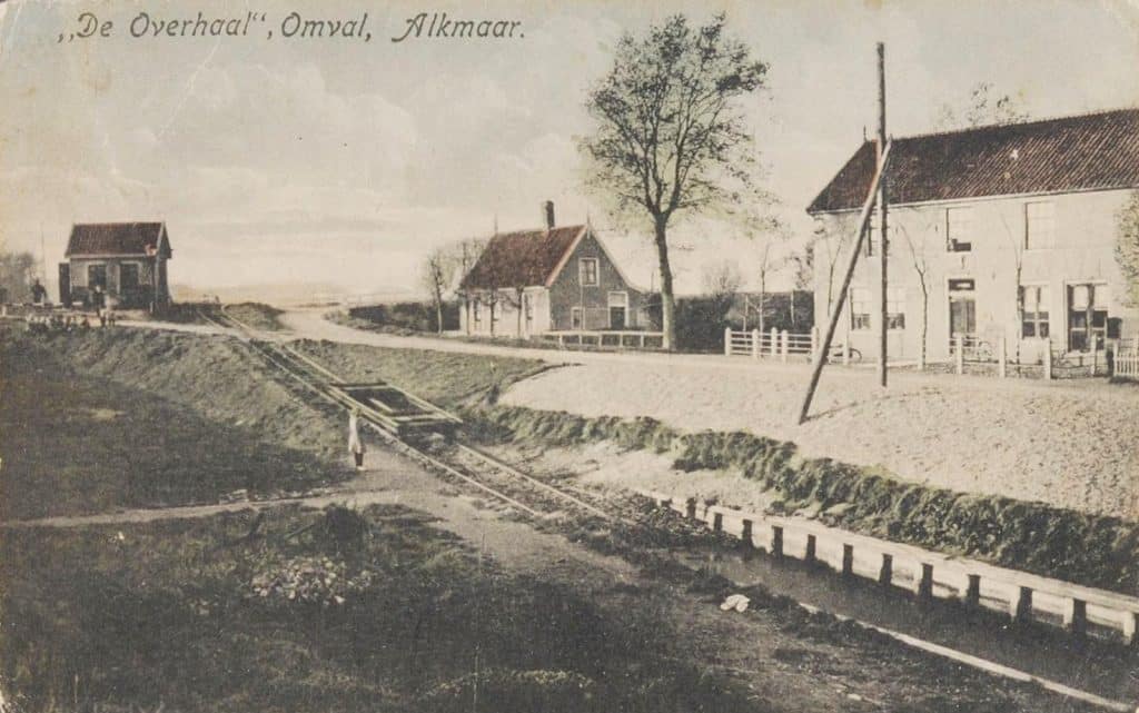Prentbriefkaart van De Omval met op de voorgrond de overhaal. Circa 1919.