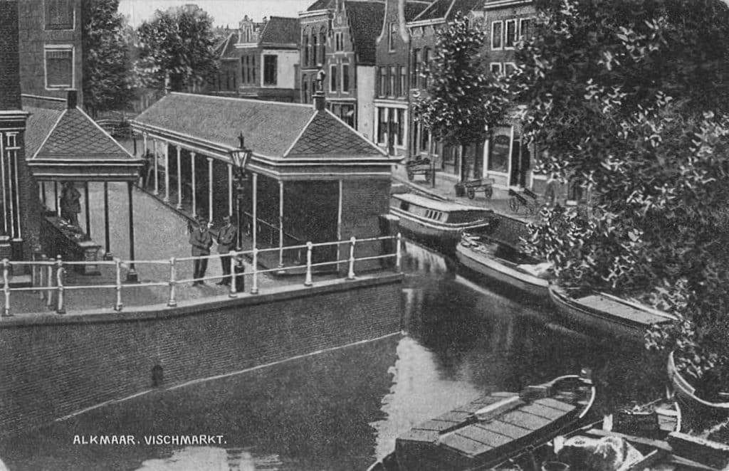 Prentbriefkaart De Visbanken Drie handkarren staan op de kade van het Verdronkenoord. Circa 1908.