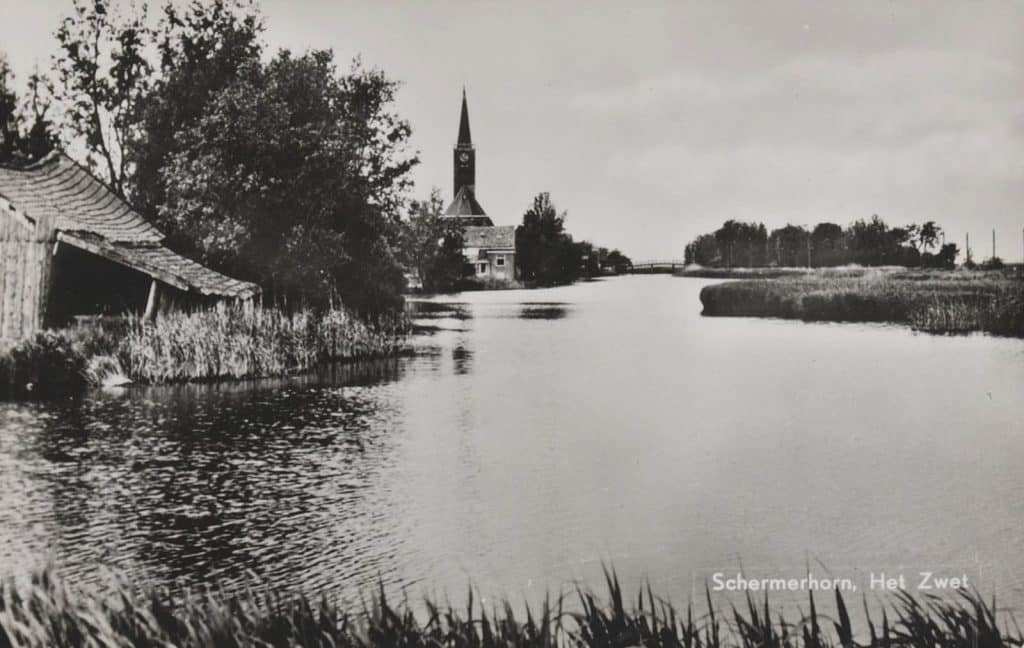 Prentbriefkaart van dorpsgezicht met Het Zwet en de Grote Kerk van Schermerhorn. Circa 1960.